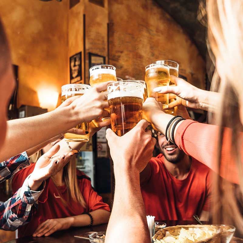Hände mit Biergläsern
